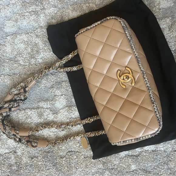 Authentic Chanel Tweedy Flap East-West Style Bag - Picture 4 of 16